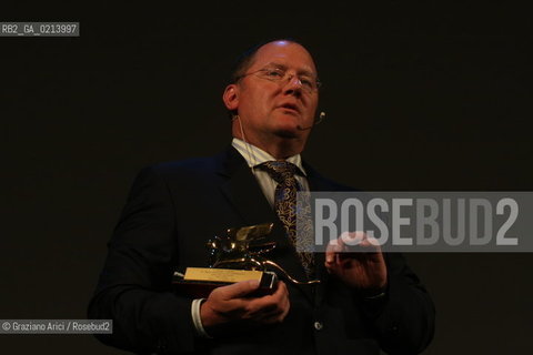 Italy, Venice - September 06th, 2009.66th VENICE INTERNATIONAL FILM FESTIVAL - GOLDEN LION FOR LIFETIME ACHIEVEMENT TO JOHN LASSETER AND THE PIXAR DIRECTORS..THE DIRECTOR JOHN LASSETER WITH THE PRIZE.