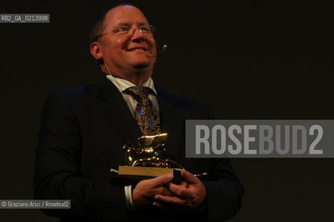 Italy, Venice - September 06th, 2009.66th VENICE INTERNATIONAL FILM FESTIVAL - GOLDEN LION FOR LIFETIME ACHIEVEMENT TO JOHN LASSETER AND THE PIXAR DIRECTORS..THE DIRECTOR JOHN LASSETER WITH THE PRIZE.