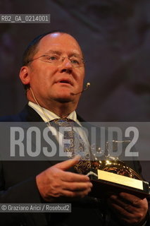 Italy, Venice - September 06th, 2009.66th VENICE INTERNATIONAL FILM FESTIVAL - GOLDEN LION FOR LIFETIME ACHIEVEMENT TO JOHN LASSETER AND THE PIXAR DIRECTORS..THE DIRECTOR JOHN LASSETER WITH THE PRIZE.