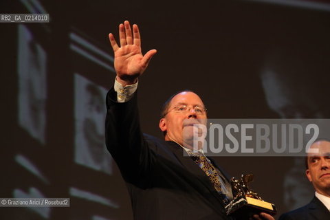 Italy, Venice - September 06th, 2009.66th VENICE INTERNATIONAL FILM FESTIVAL - .GOLDEN LION FOR LIFETIME ACHIEVEMENT TO JOHN LASSETER AND THE PIXAR DIRECTORS. JOHN LASSETER WITH THE LION
