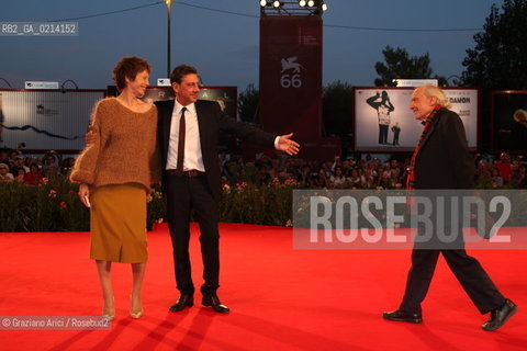 Italy, Venice - September 06th, 2009.66th VENICE INTERNATIONAL FILM FESTIVAL - RED CARPET FILM: 36 VUES DU PIC SAINT LOUP. THE DIRECTOR JACQUES RIVETTE, THE ACTRESS JANE BIRKIN WITH THE ACTOR SERGIO CASTELLITTO.