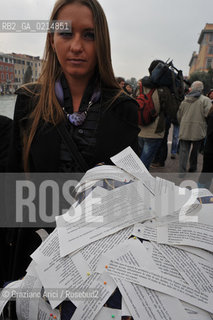 VENICE, NOVEMBER, 14TH 2009 - THE SYMBOLIC FUNERAL OF VENICE IN THE GRAND CANAL BY THE GROUP WWW.VENESSIA.COM. THE NUMBER OF VENITIAN CITIZENS NOW IS THE LOWEST IN HIS HISTORY, MINUS OF 60.000 ©Graziano Arici/Rosebud2/BLACKARCHIVES