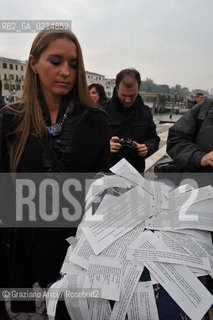 VENICE, NOVEMBER, 14TH 2009 - THE SYMBOLIC FUNERAL OF VENICE IN THE GRAND CANAL BY THE GROUP WWW.VENESSIA.COM. THE NUMBER OF VENITIAN CITIZENS NOW IS THE LOWEST IN HIS HISTORY, MINUS OF 60.000 ©Graziano Arici/Rosebud2/BLACKARCHIVES