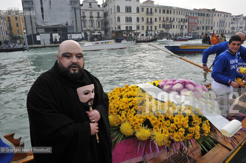 VENICE, NOVEMBER, 14TH 2009 - THE SYMBOLIC FUNERAL OF VENICE IN THE GRAND CANAL BY THE GROUP WWW.VENESSIA.COM. THE NUMBER OF VENITIAN CITIZENS NOW IS THE LOWEST IN HIS HISTORY, MINUS OF 60.000 ©Graziano Arici/Rosebud2/BLACKARCHIVES