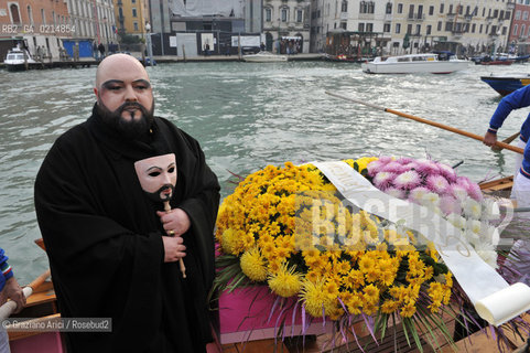 VENICE, NOVEMBER, 14TH 2009 - THE SYMBOLIC FUNERAL OF VENICE IN THE GRAND CANAL BY THE GROUP WWW.VENESSIA.COM. THE NUMBER OF VENITIAN CITIZENS NOW IS THE LOWEST IN HIS HISTORY, MINUS OF 60.000 ©Graziano Arici/Rosebud2/BLACKARCHIVES