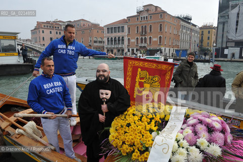 VENICE, NOVEMBER, 14TH 2009 - THE SYMBOLIC FUNERAL OF VENICE IN THE GRAND CANAL BY THE GROUP WWW.VENESSIA.COM. THE NUMBER OF VENITIAN CITIZENS NOW IS THE LOWEST IN HIS HISTORY, MINUS OF 60.000 ©Graziano Arici/Rosebud2/BLACKARCHIVES