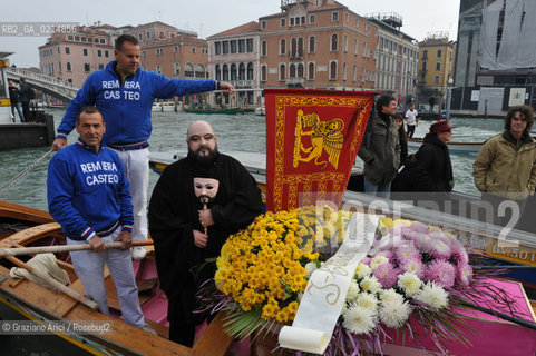VENICE, NOVEMBER, 14TH 2009 - THE SYMBOLIC FUNERAL OF VENICE IN THE GRAND CANAL BY THE GROUP WWW.VENESSIA.COM. THE NUMBER OF VENITIAN CITIZENS NOW IS THE LOWEST IN HIS HISTORY, MINUS OF 60.000 ©Graziano Arici/Rosebud2/BLACKARCHIVES