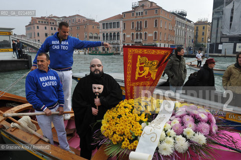 VENICE, NOVEMBER, 14TH 2009 - THE SYMBOLIC FUNERAL OF VENICE IN THE GRAND CANAL BY THE GROUP WWW.VENESSIA.COM. THE NUMBER OF VENITIAN CITIZENS NOW IS THE LOWEST IN HIS HISTORY, MINUS OF 60.000 ©Graziano Arici/Rosebud2/BLACKARCHIVES