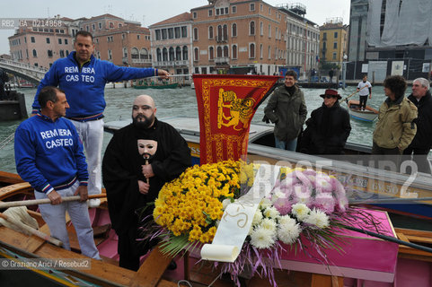 VENICE, NOVEMBER, 14TH 2009 - THE SYMBOLIC FUNERAL OF VENICE IN THE GRAND CANAL BY THE GROUP WWW.VENESSIA.COM. THE NUMBER OF VENITIAN CITIZENS NOW IS THE LOWEST IN HIS HISTORY, MINUS OF 60.000 ©Graziano Arici/Rosebud2/BLACKARCHIVES