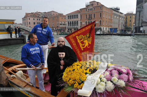 VENICE, NOVEMBER, 14TH 2009 - THE SYMBOLIC FUNERAL OF VENICE IN THE GRAND CANAL BY THE GROUP WWW.VENESSIA.COM. THE NUMBER OF VENITIAN CITIZENS NOW IS THE LOWEST IN HIS HISTORY, MINUS OF 60.000 ©Graziano Arici/Rosebud2/BLACKARCHIVES