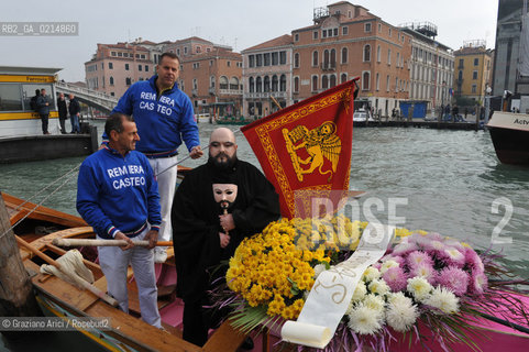 VENICE, NOVEMBER, 14TH 2009 - THE SYMBOLIC FUNERAL OF VENICE IN THE GRAND CANAL BY THE GROUP WWW.VENESSIA.COM. THE NUMBER OF VENITIAN CITIZENS NOW IS THE LOWEST IN HIS HISTORY, MINUS OF 60.000 ©Graziano Arici/Rosebud2/BLACKARCHIVES
