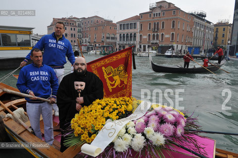 VENICE, NOVEMBER, 14TH 2009 - THE SYMBOLIC FUNERAL OF VENICE IN THE GRAND CANAL BY THE GROUP WWW.VENESSIA.COM. THE NUMBER OF VENITIAN CITIZENS NOW IS THE LOWEST IN HIS HISTORY, MINUS OF 60.000 ©Graziano Arici/Rosebud2/BLACKARCHIVES