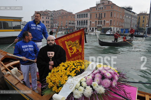 VENICE, NOVEMBER, 14TH 2009 - THE SYMBOLIC FUNERAL OF VENICE IN THE GRAND CANAL BY THE GROUP WWW.VENESSIA.COM. THE NUMBER OF VENITIAN CITIZENS NOW IS THE LOWEST IN HIS HISTORY, MINUS OF 60.000 ©Graziano Arici/Rosebud2/BLACKARCHIVES