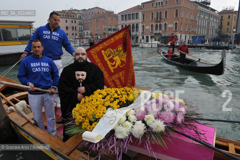 VENICE, NOVEMBER, 14TH 2009 - THE SYMBOLIC FUNERAL OF VENICE IN THE GRAND CANAL BY THE GROUP WWW.VENESSIA.COM. THE NUMBER OF VENITIAN CITIZENS NOW IS THE LOWEST IN HIS HISTORY, MINUS OF 60.000 ©Graziano Arici/Rosebud2/BLACKARCHIVES