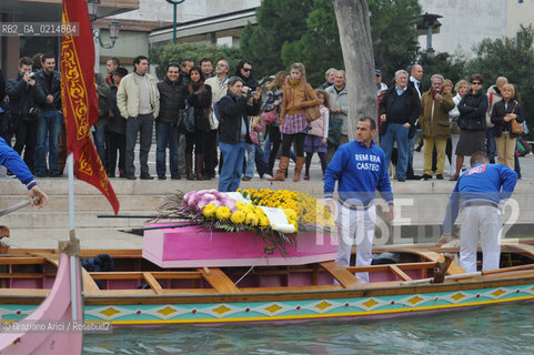 VENICE, NOVEMBER, 14TH 2009 - THE SYMBOLIC FUNERAL OF VENICE IN THE GRAND CANAL BY THE GROUP WWW.VENESSIA.COM. THE NUMBER OF VENITIAN CITIZENS NOW IS THE LOWEST IN HIS HISTORY, MINUS OF 60.000 ©Graziano Arici/Rosebud2/BLACKARCHIVES