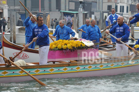 VENICE, NOVEMBER, 14TH 2009 - THE SYMBOLIC FUNERAL OF VENICE IN THE GRAND CANAL BY THE GROUP WWW.VENESSIA.COM. THE NUMBER OF VENITIAN CITIZENS NOW IS THE LOWEST IN HIS HISTORY, MINUS OF 60.000 ©Graziano Arici/Rosebud2/BLACKARCHIVES