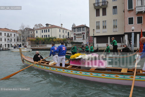 VENICE, NOVEMBER, 14TH 2009 - THE SYMBOLIC FUNERAL OF VENICE IN THE GRAND CANAL BY THE GROUP WWW.VENESSIA.COM. THE NUMBER OF VENITIAN CITIZENS NOW IS THE LOWEST IN HIS HISTORY, MINUS OF 60.000 ©Graziano Arici/Rosebud2/BLACKARCHIVES