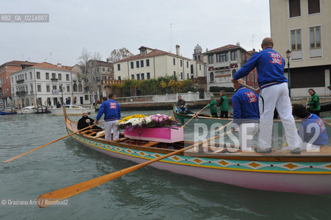 VENICE, NOVEMBER, 14TH 2009 - THE SYMBOLIC FUNERAL OF VENICE IN THE GRAND CANAL BY THE GROUP WWW.VENESSIA.COM. THE NUMBER OF VENITIAN CITIZENS NOW IS THE LOWEST IN HIS HISTORY, MINUS OF 60.000 ©Graziano Arici/Rosebud2/BLACKARCHIVES