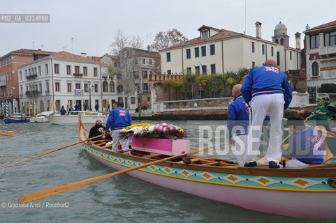 VENICE, NOVEMBER, 14TH 2009 - THE SYMBOLIC FUNERAL OF VENICE IN THE GRAND CANAL BY THE GROUP WWW.VENESSIA.COM. THE NUMBER OF VENITIAN CITIZENS NOW IS THE LOWEST IN HIS HISTORY, MINUS OF 60.000 ©Graziano Arici/Rosebud2/BLACKARCHIVES