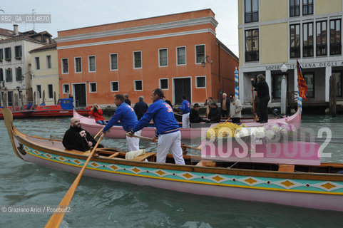 VENICE, NOVEMBER, 14TH 2009 - THE SYMBOLIC FUNERAL OF VENICE IN THE GRAND CANAL BY THE GROUP WWW.VENESSIA.COM. THE NUMBER OF VENITIAN CITIZENS NOW IS THE LOWEST IN HIS HISTORY, MINUS OF 60.000 ©Graziano Arici/Rosebud2/BLACKARCHIVES