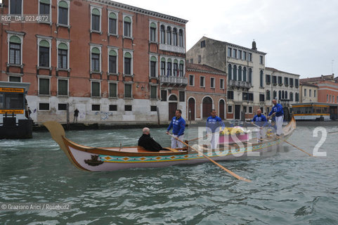 VENICE, NOVEMBER, 14TH 2009 - THE SYMBOLIC FUNERAL OF VENICE IN THE GRAND CANAL BY THE GROUP WWW.VENESSIA.COM. THE NUMBER OF VENITIAN CITIZENS NOW IS THE LOWEST IN HIS HISTORY, MINUS OF 60.000 ©Graziano Arici/Rosebud2/BLACKARCHIVES