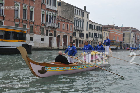 VENICE, NOVEMBER, 14TH 2009 - THE SYMBOLIC FUNERAL OF VENICE IN THE GRAND CANAL BY THE GROUP WWW.VENESSIA.COM. THE NUMBER OF VENITIAN CITIZENS NOW IS THE LOWEST IN HIS HISTORY, MINUS OF 60.000 ©Graziano Arici/Rosebud2/BLACKARCHIVES
