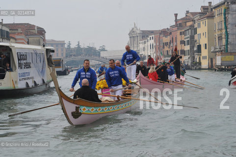 VENICE, NOVEMBER, 14TH 2009 - THE SYMBOLIC FUNERAL OF VENICE IN THE GRAND CANAL BY THE GROUP WWW.VENESSIA.COM. THE NUMBER OF VENITIAN CITIZENS NOW IS THE LOWEST IN HIS HISTORY, MINUS OF 60.000 ©Graziano Arici/Rosebud2/BLACKARCHIVES