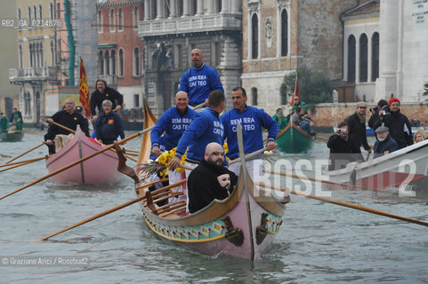 VENICE, NOVEMBER, 14TH 2009 - THE SYMBOLIC FUNERAL OF VENICE IN THE GRAND CANAL BY THE GROUP WWW.VENESSIA.COM. THE NUMBER OF VENITIAN CITIZENS NOW IS THE LOWEST IN HIS HISTORY, MINUS OF 60.000 ©Graziano Arici/Rosebud2/BLACKARCHIVES