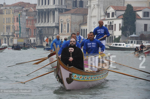VENICE, NOVEMBER, 14TH 2009 - THE SYMBOLIC FUNERAL OF VENICE IN THE GRAND CANAL BY THE GROUP WWW.VENESSIA.COM. THE NUMBER OF VENITIAN CITIZENS NOW IS THE LOWEST IN HIS HISTORY, MINUS OF 60.000 ©Graziano Arici/Rosebud2/BLACKARCHIVES