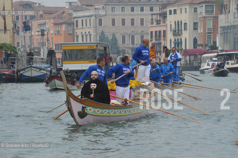 VENICE, NOVEMBER, 14TH 2009 - THE SYMBOLIC FUNERAL OF VENICE IN THE GRAND CANAL BY THE GROUP WWW.VENESSIA.COM. THE NUMBER OF VENITIAN CITIZENS NOW IS THE LOWEST IN HIS HISTORY, MINUS OF 60.000 ©Graziano Arici/Rosebud2/BLACKARCHIVES