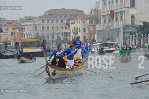 VENICE, NOVEMBER, 14TH 2009 - THE SYMBOLIC FUNERAL OF VENICE IN THE GRAND CANAL BY THE GROUP WWW.VENESSIA.COM. THE NUMBER OF VENITIAN CITIZENS NOW IS THE LOWEST IN HIS HISTORY, MINUS OF 60.000 ©Graziano Arici/Rosebud2/BLACKARCHIVES