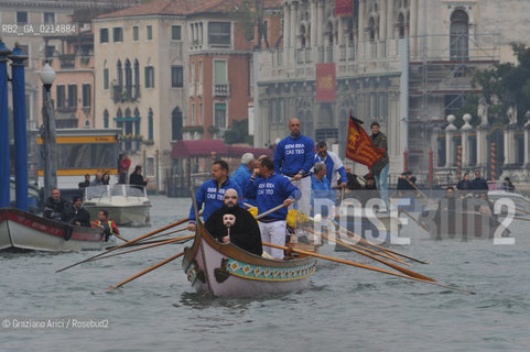 VENICE, NOVEMBER, 14TH 2009 - THE SYMBOLIC FUNERAL OF VENICE IN THE GRAND CANAL BY THE GROUP WWW.VENESSIA.COM. THE NUMBER OF VENITIAN CITIZENS NOW IS THE LOWEST IN HIS HISTORY, MINUS OF 60.000 ©Graziano Arici/Rosebud2/BLACKARCHIVES