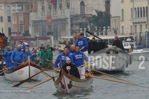 VENICE, NOVEMBER, 14TH 2009 - THE SYMBOLIC FUNERAL OF VENICE IN THE GRAND CANAL BY THE GROUP WWW.VENESSIA.COM. THE NUMBER OF VENITIAN CITIZENS NOW IS THE LOWEST IN HIS HISTORY, MINUS OF 60.000 ©Graziano Arici/Rosebud2/BLACKARCHIVES