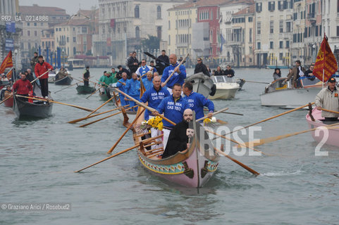 VENICE, NOVEMBER, 14TH 2009 - THE SYMBOLIC FUNERAL OF VENICE IN THE GRAND CANAL BY THE GROUP WWW.VENESSIA.COM. THE NUMBER OF VENITIAN CITIZENS NOW IS THE LOWEST IN HIS HISTORY, MINUS OF 60.000 ©Graziano Arici/Rosebud2/BLACKARCHIVES