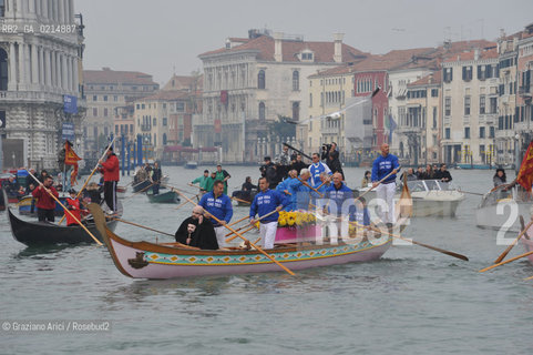 VENICE, NOVEMBER, 14TH 2009 - THE SYMBOLIC FUNERAL OF VENICE IN THE GRAND CANAL BY THE GROUP WWW.VENESSIA.COM. THE NUMBER OF VENITIAN CITIZENS NOW IS THE LOWEST IN HIS HISTORY, MINUS OF 60.000 ©Graziano Arici/Rosebud2/BLACKARCHIVES