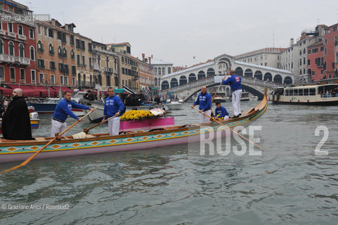 VENICE, NOVEMBER, 14TH 2009 - THE SYMBOLIC FUNERAL OF VENICE IN THE GRAND CANAL BY THE GROUP WWW.VENESSIA.COM. THE NUMBER OF VENITIAN CITIZENS NOW IS THE LOWEST IN HIS HISTORY, MINUS OF 60.000 ©Graziano Arici/Rosebud2/BLACKARCHIVES