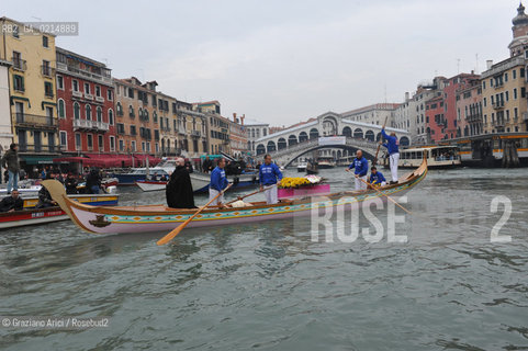 VENICE, NOVEMBER, 14TH 2009 - THE SYMBOLIC FUNERAL OF VENICE IN THE GRAND CANAL BY THE GROUP WWW.VENESSIA.COM. THE NUMBER OF VENITIAN CITIZENS NOW IS THE LOWEST IN HIS HISTORY, MINUS OF 60.000 ©Graziano Arici/Rosebud2/BLACKARCHIVES