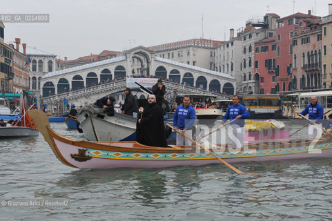 VENICE, NOVEMBER, 14TH 2009 - THE SYMBOLIC FUNERAL OF VENICE IN THE GRAND CANAL BY THE GROUP WWW.VENESSIA.COM. THE NUMBER OF VENITIAN CITIZENS NOW IS THE LOWEST IN HIS HISTORY, MINUS OF 60.000 ©Graziano Arici/Rosebud2/BLACKARCHIVES