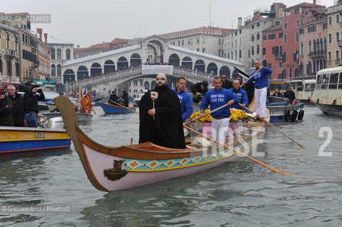 VENICE, NOVEMBER, 14TH 2009 - THE SYMBOLIC FUNERAL OF VENICE IN THE GRAND CANAL BY THE GROUP WWW.VENESSIA.COM. THE NUMBER OF VENITIAN CITIZENS NOW IS THE LOWEST IN HIS HISTORY, MINUS OF 60.000 ©Graziano Arici/Rosebud2/BLACKARCHIVES