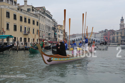 VENICE, NOVEMBER, 14TH 2009 - THE SYMBOLIC FUNERAL OF VENICE IN THE GRAND CANAL BY THE GROUP WWW.VENESSIA.COM. THE NUMBER OF VENITIAN CITIZENS NOW IS THE LOWEST IN HIS HISTORY, MINUS OF 60.000 ©Graziano Arici/Rosebud2/BLACKARCHIVES