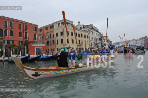 VENICE, NOVEMBER, 14TH 2009 - THE SYMBOLIC FUNERAL OF VENICE IN THE GRAND CANAL BY THE GROUP WWW.VENESSIA.COM. THE NUMBER OF VENITIAN CITIZENS NOW IS THE LOWEST IN HIS HISTORY, MINUS OF 60.000 ©Graziano Arici/Rosebud2/BLACKARCHIVES