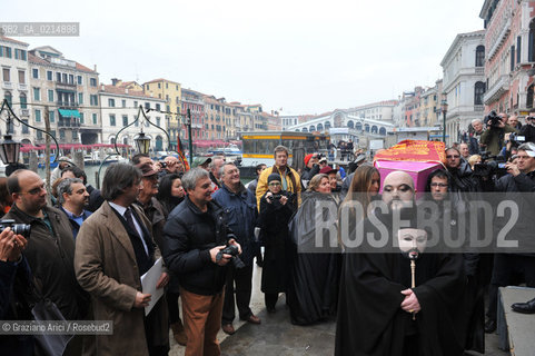 VENICE, NOVEMBER, 14TH 2009 - THE SYMBOLIC FUNERAL OF VENICE IN THE GRAND CANAL BY THE GROUP WWW.VENESSIA.COM. THE NUMBER OF VENITIAN CITIZENS NOW IS THE LOWEST IN HIS HISTORY, MINUS OF 60.000 ©Graziano Arici/Rosebud2/BLACKARCHIVES