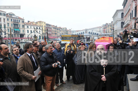 VENICE, NOVEMBER, 14TH 2009 - THE SYMBOLIC FUNERAL OF VENICE IN THE GRAND CANAL BY THE GROUP WWW.VENESSIA.COM. THE NUMBER OF VENITIAN CITIZENS NOW IS THE LOWEST IN HIS HISTORY, MINUS OF 60.000 ©Graziano Arici/Rosebud2/BLACKARCHIVES