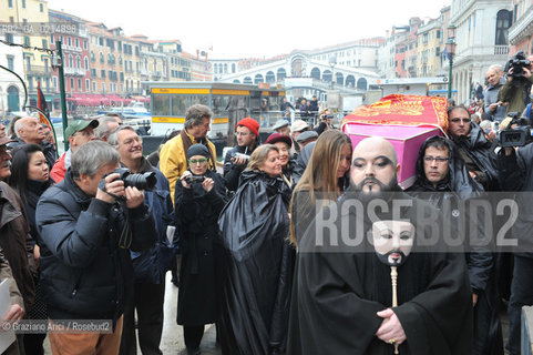 VENICE, NOVEMBER, 14TH 2009 - THE SYMBOLIC FUNERAL OF VENICE IN THE GRAND CANAL BY THE GROUP WWW.VENESSIA.COM. THE NUMBER OF VENITIAN CITIZENS NOW IS THE LOWEST IN HIS HISTORY, MINUS OF 60.000 ©Graziano Arici/Rosebud2/BLACKARCHIVES