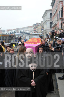 VENICE, NOVEMBER, 14TH 2009 - THE SYMBOLIC FUNERAL OF VENICE IN THE GRAND CANAL BY THE GROUP WWW.VENESSIA.COM. THE NUMBER OF VENITIAN CITIZENS NOW IS THE LOWEST IN HIS HISTORY, MINUS OF 60.000 ©Graziano Arici/Rosebud2/BLACKARCHIVES
