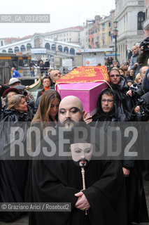 VENICE, NOVEMBER, 14TH 2009 - THE SYMBOLIC FUNERAL OF VENICE IN THE GRAND CANAL BY THE GROUP WWW.VENESSIA.COM. THE NUMBER OF VENITIAN CITIZENS NOW IS THE LOWEST IN HIS HISTORY, MINUS OF 60.000 ©Graziano Arici/Rosebud2/BLACKARCHIVES