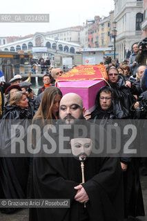 VENICE, NOVEMBER, 14TH 2009 - THE SYMBOLIC FUNERAL OF VENICE IN THE GRAND CANAL BY THE GROUP WWW.VENESSIA.COM. THE NUMBER OF VENITIAN CITIZENS NOW IS THE LOWEST IN HIS HISTORY, MINUS OF 60.000 ©Graziano Arici/Rosebud2/BLACKARCHIVES