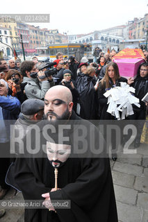 VENICE, NOVEMBER, 14TH 2009 - THE SYMBOLIC FUNERAL OF VENICE IN THE GRAND CANAL BY THE GROUP WWW.VENESSIA.COM. THE NUMBER OF VENITIAN CITIZENS NOW IS THE LOWEST IN HIS HISTORY, MINUS OF 60.000 ©Graziano Arici/Rosebud2/BLACKARCHIVES