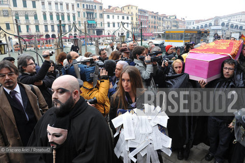 VENICE, NOVEMBER, 14TH 2009 - THE SYMBOLIC FUNERAL OF VENICE IN THE GRAND CANAL BY THE GROUP WWW.VENESSIA.COM. THE NUMBER OF VENITIAN CITIZENS NOW IS THE LOWEST IN HIS HISTORY, MINUS OF 60.000 ©Graziano Arici/Rosebud2/BLACKARCHIVES