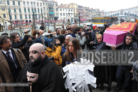 VENICE, NOVEMBER, 14TH 2009 - THE SYMBOLIC FUNERAL OF VENICE IN THE GRAND CANAL BY THE GROUP WWW.VENESSIA.COM. THE NUMBER OF VENITIAN CITIZENS NOW IS THE LOWEST IN HIS HISTORY, MINUS OF 60.000 ©Graziano Arici/Rosebud2/BLACKARCHIVES